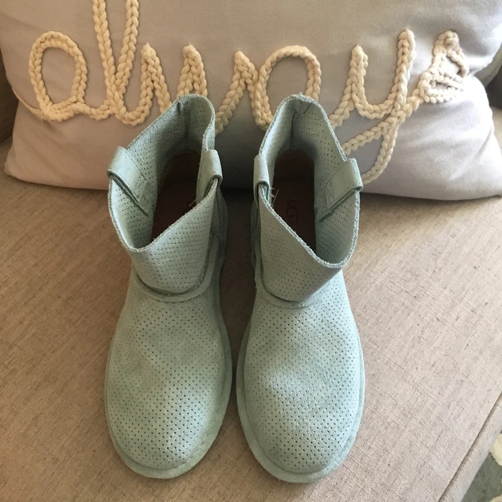 Ugg mini unlined Perf boot women's size 5 NWT - Picture 3 of 7